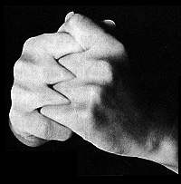 Posizione delle mani per aprire il chakra della gola